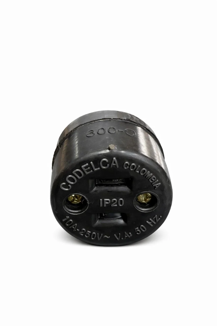 Toma Goma 10AMP Negro Sencillo Codelca
